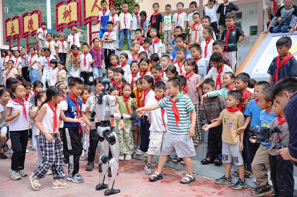 图4:湾塘中心学校学生与机器人互动.JPG