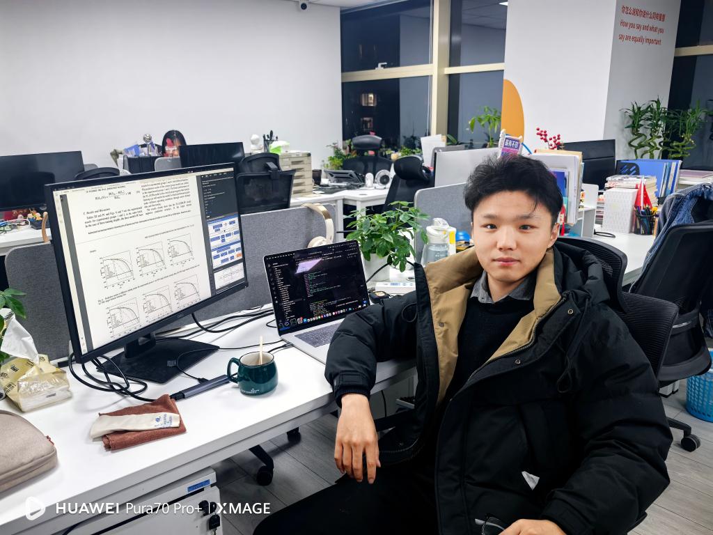 人工智能+崔超伟+科研照片.jpg